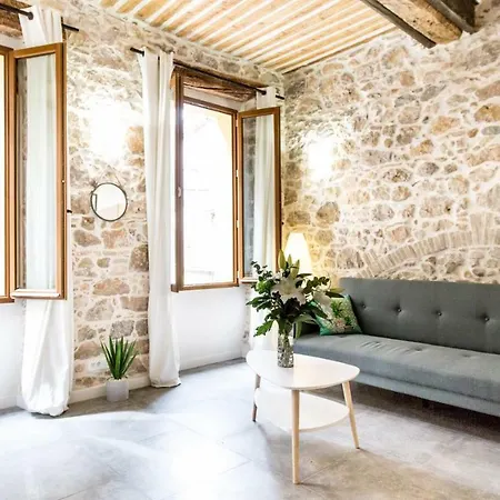 Charming Apartment *